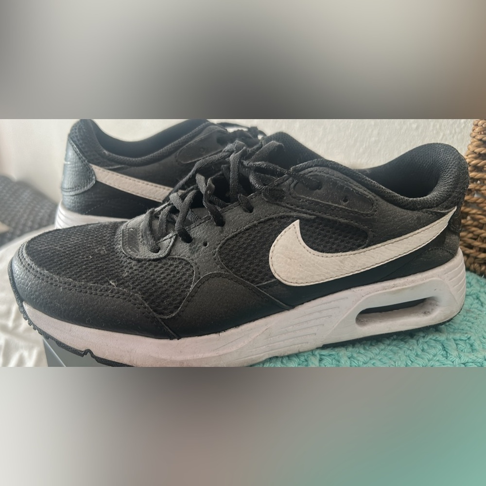 Nike Women Black and White Low-Top Sneakers